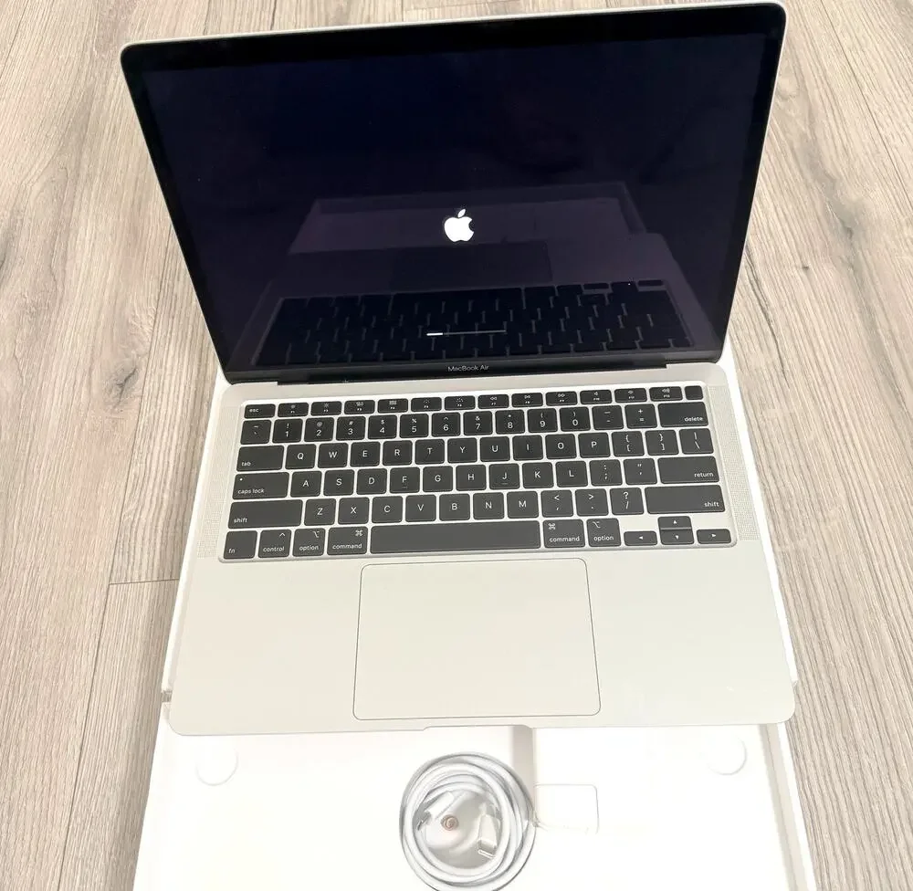 Apple MacBook Air 13 in Silver 1.1Ghz 8GB 256GB in Box A2179 MWTK2LL/A